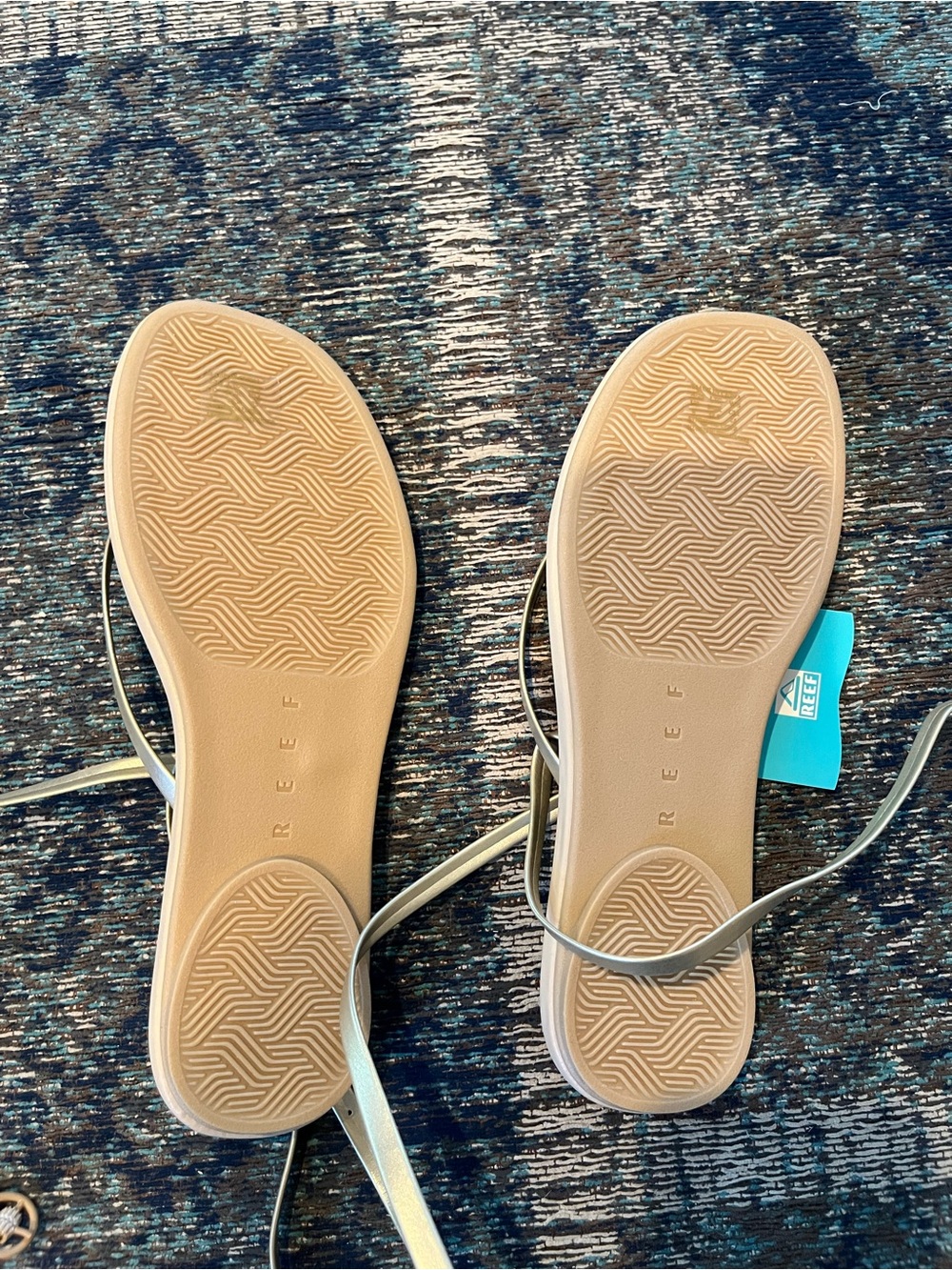 Reef Women's willow Quinn Gold and White Cushioned Thong Sandals - Picture 4 of 5